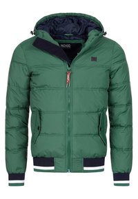 Giacca a vento verde isolante con fodera interna blu navy, chiusura frontale con zip, tasche laterali e polsini a righe. Presenta cappuccio e logo sul petto.