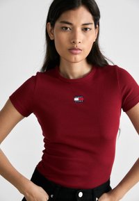 Tommy Jeans SLIM BADGE TEE - Základné tričko - regatta red