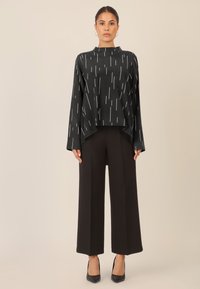Apart BEDRUCKTE  - Blusa - schwarz creme