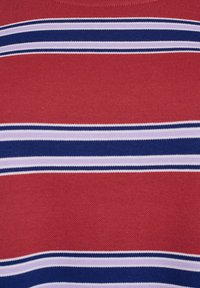 Červená látka so širokými horizontálnymi pruhmi v námorníckej modrej, svetlomodrej a bielej farbe. Textúra vyzerá hladko so strednou hrúbkou.