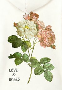 Sudadera blanca con capucha que presenta un estampado floral de rosas rosas y blancas con hojas verdes. El texto dice "LOVE & ROSES" en negro. Textura sutil.