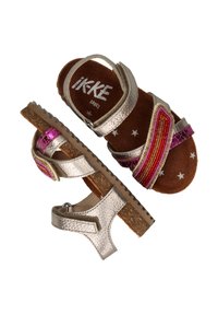 Zilveren synthetische sandalen met een multicolor kraalband, een bruine gevoerde zool en een gestructureerde loop. Verstelbare enkelband met gesp.