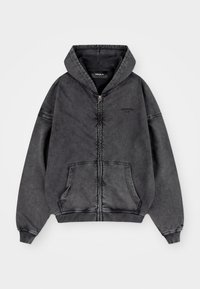 Šedá mikina s kapucí na zip vpředu, dvěma kapsami a žebrovanými manžetami. Má vybledlou texturu a minimalistické logo na hrudi.