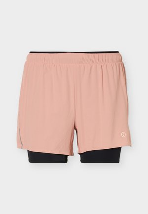 Ροζ αθλητικό σορτς με ενσωματωμένη μαύρη εσωτερική συμπιεστική στρώση και ελαστική μέση σε λευκό φόντο.