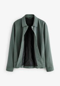 Chaqueta ligera verde de hombre con cuello, botones a presión, bolsillos laterales y forro interior negro, mostrada abierta sobre fondo blanco.