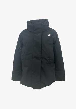 Giacca nera impermeabile con colletto alto, patta frontale, due tasche laterali e un piccolo logo sul petto. Texture liscia e opaca.