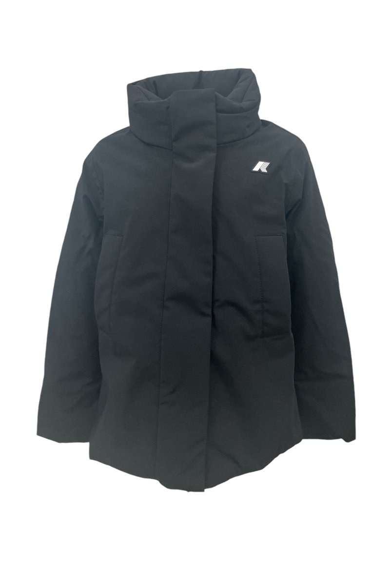 Giacca nera impermeabile con colletto alto, patta frontale, due tasche laterali e un piccolo logo sul petto. Texture liscia e opaca.