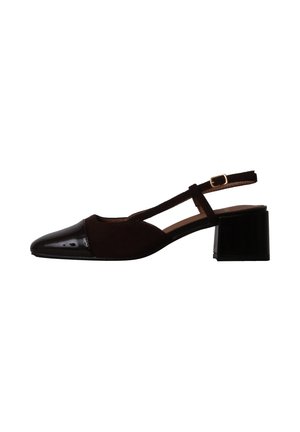 Czarny damski but typu slingback z niskim szerokim obcasem i błyszczącym, spiczastym noskiem oraz paskiem z klamrą.
