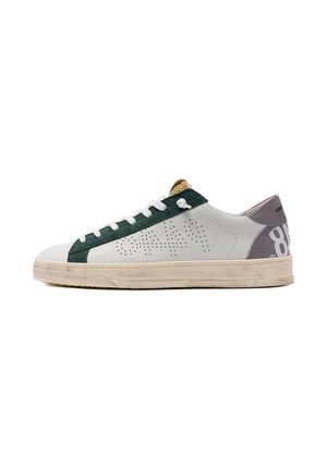 Zapatilla blanca de perfil bajo con panel de ojetes de ante verde oscuro, logo lateral perforado, suela beige y contrafuerte del talón gris con números blancos.