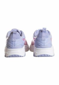Scarpe sportive viola e rosa con tomaia in rete, collare imbottito, intersuola bianca e suola in gomma testurizzata. Presenta un inserto sul tallone per una facile calzata.