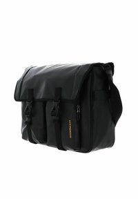 Schwarze Umhängetasche aus wasserabweisendem Material, mit mehreren Fächern, verstellbaren Trägern und einem Klappverschluss mit Hardware-Akzenten.