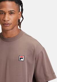 Fila BLANS TEE - T-shirts basic - deep taupe