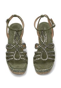 Sandali alti verde in suede con decorazioni, dotati di suola in espadrille intrecciata e un intricato design della fascia decorativa.