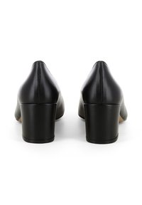 Chaussures à talons hauts en cuir noir avec un bout arrondi, texture lisse et talon épais. Design simple sans motifs ni accents visibles.