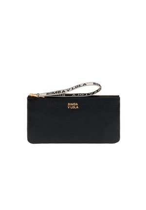 Cartera de cuero negro con textura de grano, que cuenta con un logo dorado "BIMBA Y LOLA" y una correa de muñeca de tela en contraste. Cierre con cremallera.