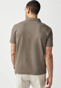 Next REGULAR FIT - Pólóing - neutral brown