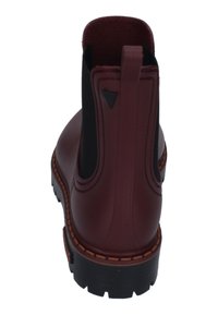 Stivaletto impermeabile bordeaux con lati elastici neri, suola in gomma texture e una linguetta sul retro per facilitare l'indossamento.
