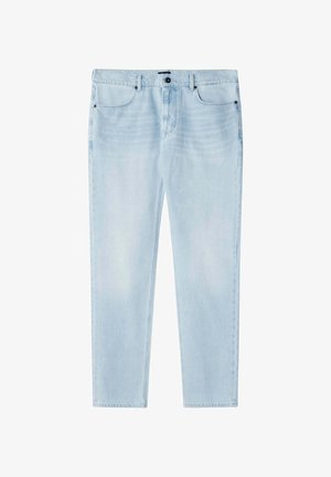 Jean en denim bleu clair avec cinq poches, fermeture par bouton, et passants pour ceinture, présenté à plat sur un fond blanc.