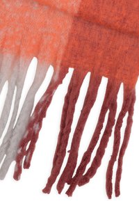 Wollen sjaal met een gradient van lichtgrijs naar levendig oranje, met lange, textuurfranjes in schakeringen van rood en kastanjebruin.