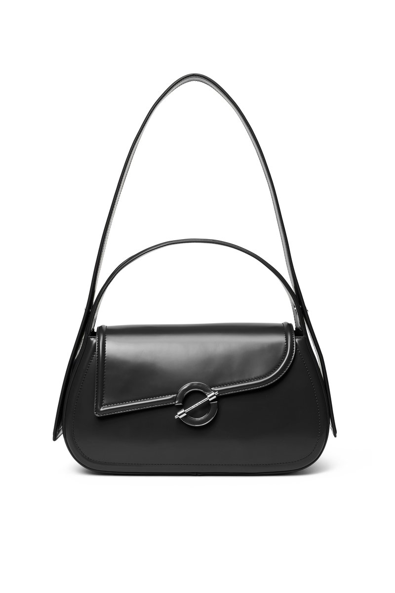 Sac à bandoulière en cuir noir avec un rabat incurvé fermé par un fermoir métallique rond et une sangle fine et ajustable.