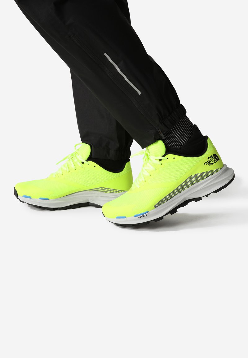 The North Face M VECTIV LEVITUM Laufschuh Trail bright yellow/gelb