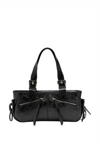 Czarna skórzana torebka na ramię z dwoma górnymi paskami z srebrnymi sprzączkami oraz dwoma ukośnymi przednimi kieszeniami na zamek z długimi uchwytami.