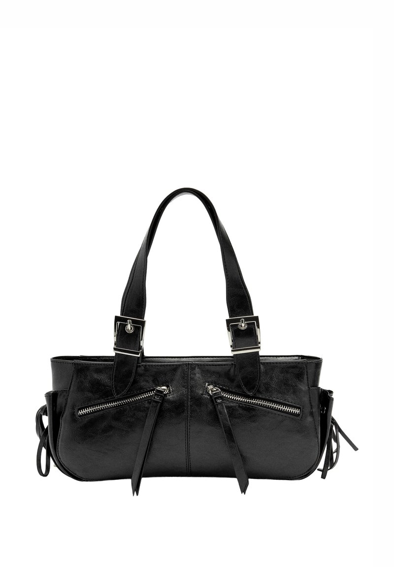Czarna skórzana torebka na ramię z dwoma górnymi paskami z srebrnymi sprzączkami oraz dwoma ukośnymi przednimi kieszeniami na zamek z długimi uchwytami.