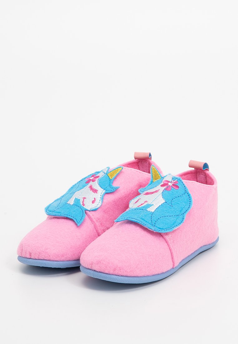 Rosa Filzhausschuhe mit einer blauen Einhornapplikation an der Vorderseite, mit gestickten Details und einer hellblauen Gummisohle.