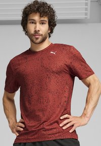 Puma STUDIO CLOUDSPUN - Trükipildiga T-särk - mars red