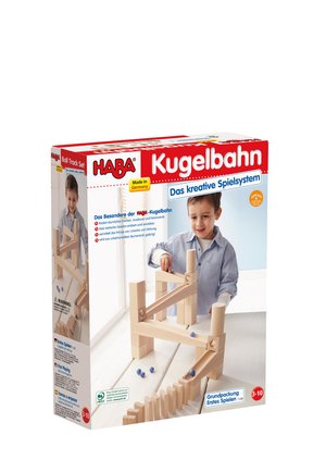 Holzkugelbahn-Set aus naturbelassenem Buchenholz, hell in der Farbe und mit glatter Textur. Enthält gebogene und gerade Gleiselemente.