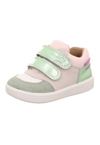 Velcro-Sneaker in grün, pink und beigem Wildleder mit einem strukturierten Mesh-Obermaterial und einer weißen Gummisohle. Mit einem glänzenden grünen Riemen.