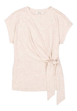 Haut beige clair à manches courtes avec un design enroulé et un détail de nœud à la taille ; fabriqué en tissu doux et texturé.