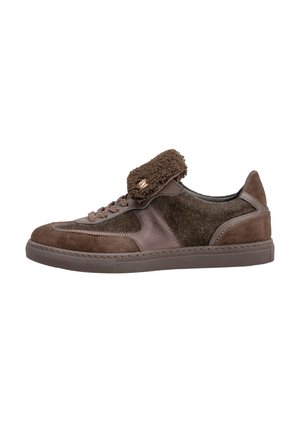 Bruine casual sneaker met suède en shearling textuur, veters aan de voorkant en een zachte band over de bovenkant op een witte achtergrond.