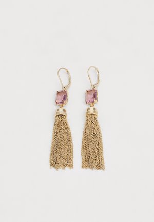 Guld øreringe med kvaster med rektangulære pink ædelstene og lukke-kroge, arrangeret side om side på en hvid baggrund.