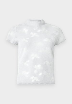Lys grå kortermet strikket topp med et subtile blomstermønster og høy hals. Myk tekstur med ribbede kanter og en tettsittende silhuett.