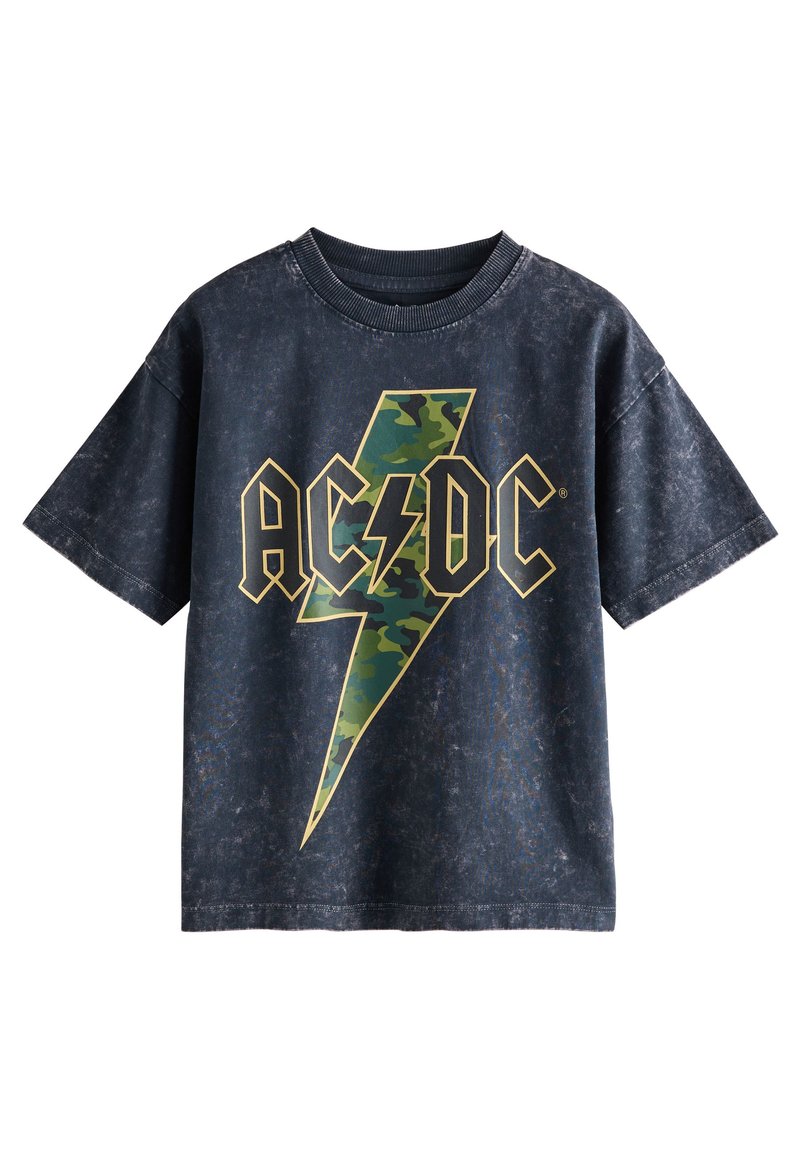 Zwarte katoenen T-shirt met ronde hals, featuring een groot, camouflagedessin AC/DC-logo met een gele bliksemflits. Verweerde textuur.