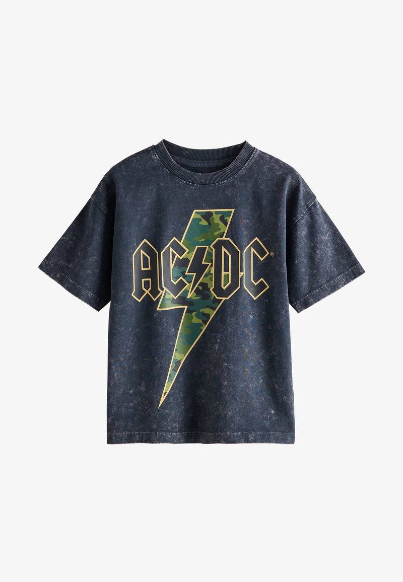 Černé bavlněné tričko s krátkým rukávem a kulatým výstřihem, které má velké logo AC/DC v camouflage vzoru se žlutým bleskem. Ošumělý vzhled.