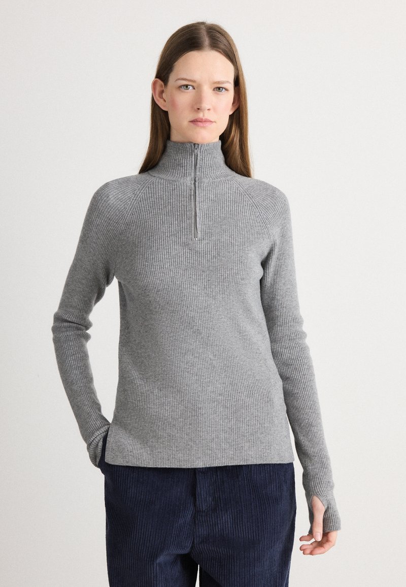 Grauer Rippstrickpullover mit hohem Kragen und Viertel-Reißverschluss. Verfügt über lange Ärmel mit Daumenöffnungen und eine taillierte Passform.