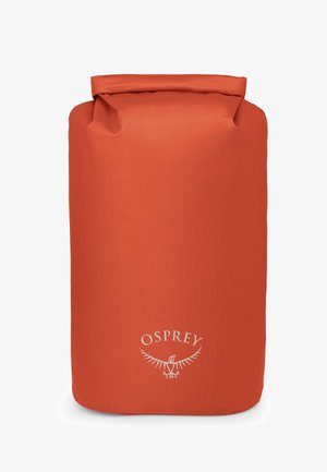 Orange Rolltop-Trockentasche mit weißem Osprey-Logo, das zentriert nahe dem Boden auf einem schlichten weißen Hintergrund plaziert ist.