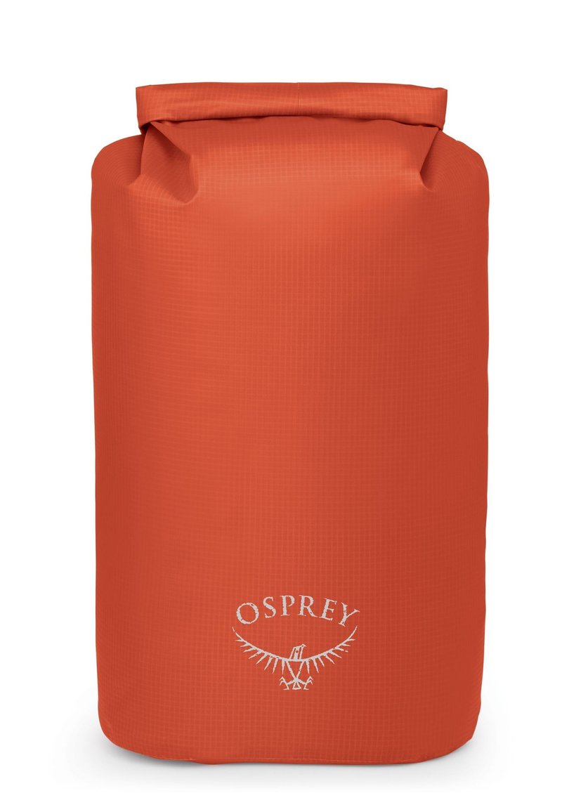 Borsa impermeabile arancione con chiusura a rocchetto, con il logo Osprey bianco centrato vicino al fondo su uno sfondo bianco semplice.