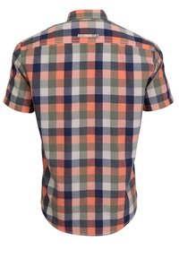 Camisa de manga corta con un patrón a cuadros en naranja, azul marino, verde y blanco, mostrada desde la parte de atrás con un collar recto.
