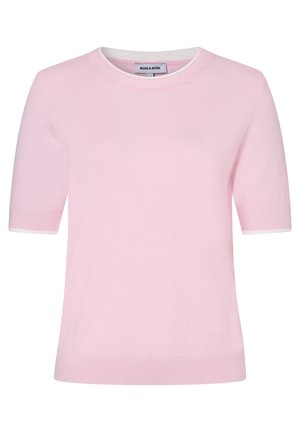 Kurzärmeliger, rosa Strickpullover mit rundem Ausschnitt, mit weißen Akzenten an Bündchen und Saum. Weiche Textur mit glatter Oberfläche.