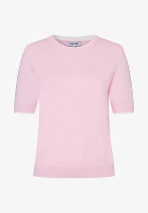 Roze trui met korte mouwen en een ronde hals, met witte accenten aan de manchetten en zoom. Zachte textuur met een gladde afwerking.