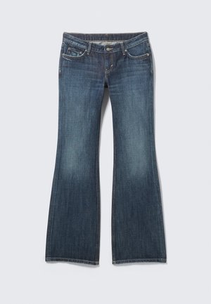 Dunkelblaue Jeans mit Schlag. Verfügt über einen klassischen Bund, Fronttaschen und dezente Verblassungen in der Kniegegend. Klassisches Fünf-Taschen-Design.