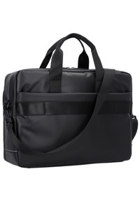 Zwarte laptoptas gemaakt van duurzame, gladde stof. Beschikt over dubbele handvatten, een afneembare schouderriem en een voorvak met een brede riemdetail.