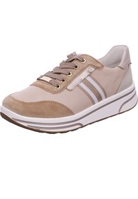 Chaussure de sport beige en cuir et daim, avec des rayures blanches, un col rembourré et une semelle texturée.