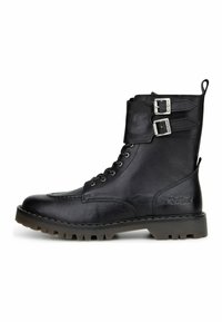 Botín de cuero negro hasta el tobillo con cordones en la parte delantera, dos detalles de hebilla de metal, suela resistente y textura suave. Logo grabado en el lateral.