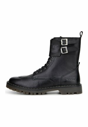 Bottines en cuir noir avec lacets à l'avant, deux accents de boucle en métal, semelle robuste et texture lisse. Logo embossé sur le côté.