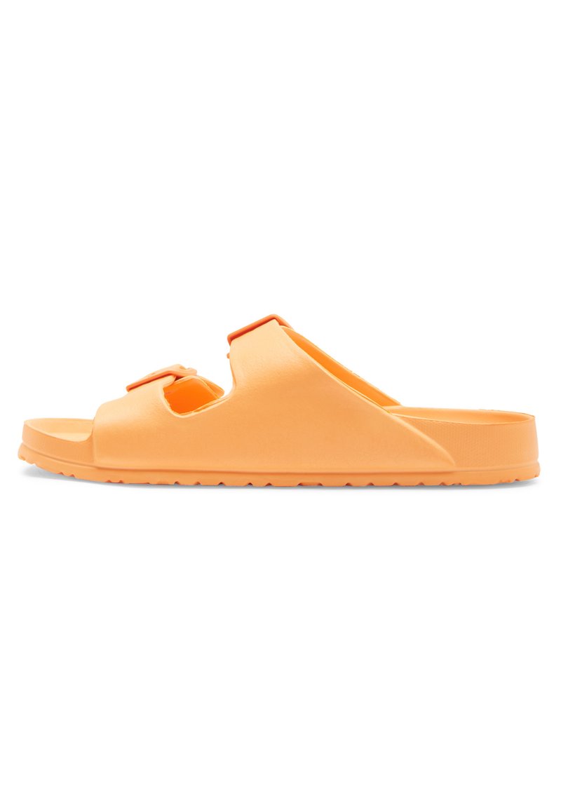 Les sandales en caoutchouc orange présentent deux brides réglables avec des découpes, une semelle intérieure texturée et une semelle extérieure striée pour une meilleure adhérence.
