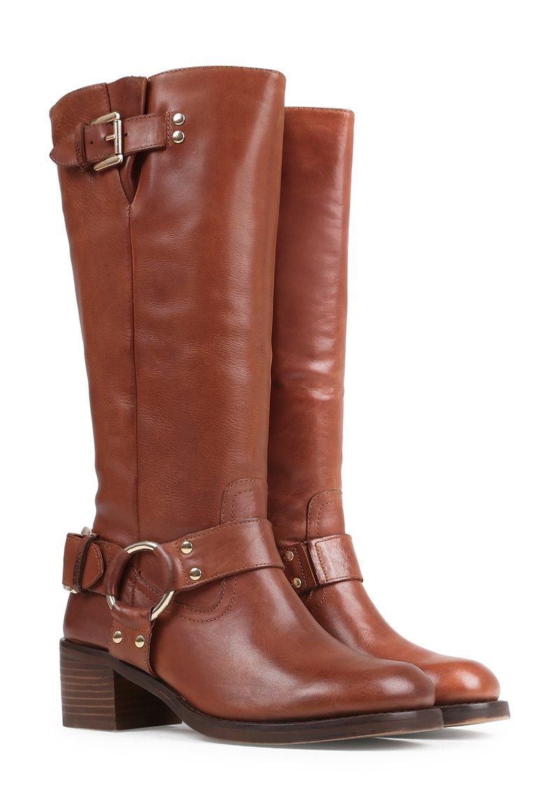 Braune Leder-Stiefel bis zum Knie mit glatter Textur, ausgestattet mit einer Schnallen-Detail am oberen Ende und einem Knöchelriemen mit einem Metallring-Akzent.